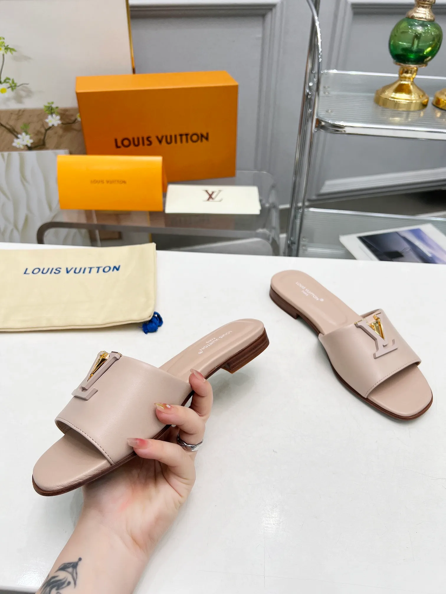 👟👟Ex-factory price 440👟👟Louis Vuitton/Louis Vuitton women's new sandals LV SUNSET COMFORT flat sandals are made of exquisite cowhide and sheepskin lining, the uppers show handicrafts, and are matched with genuine leather soles*@wearing experience. LV logo hardware buckle on upper, size 35-42